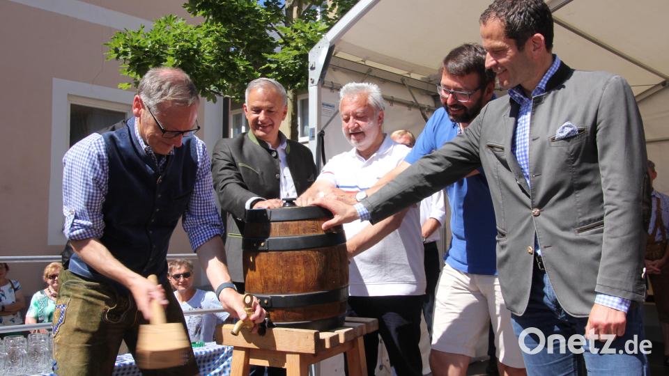 Bürgermeister Bernd Sommer (links) zapfte mit vier Schlägen das erste Fass Bier an. Bild: kro