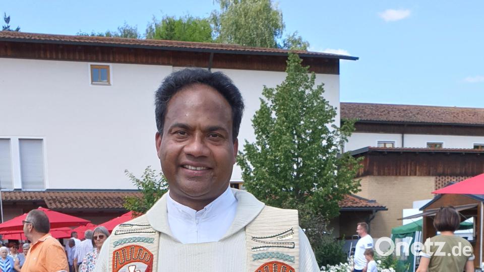 Pfarrer Saju war sichtlich erfreut über die gelungene Verabschiedung. Bild: Beer, Richard