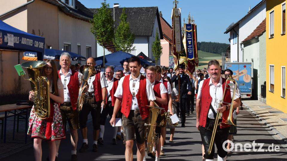 Der Abschluss der Dorferneuerung wurde in Guteneck mit einem großen Fest gefeiert. Die &quot;Pischdorfer Musikanten&quot; führten den Kirchenzug an. Bild: bnr