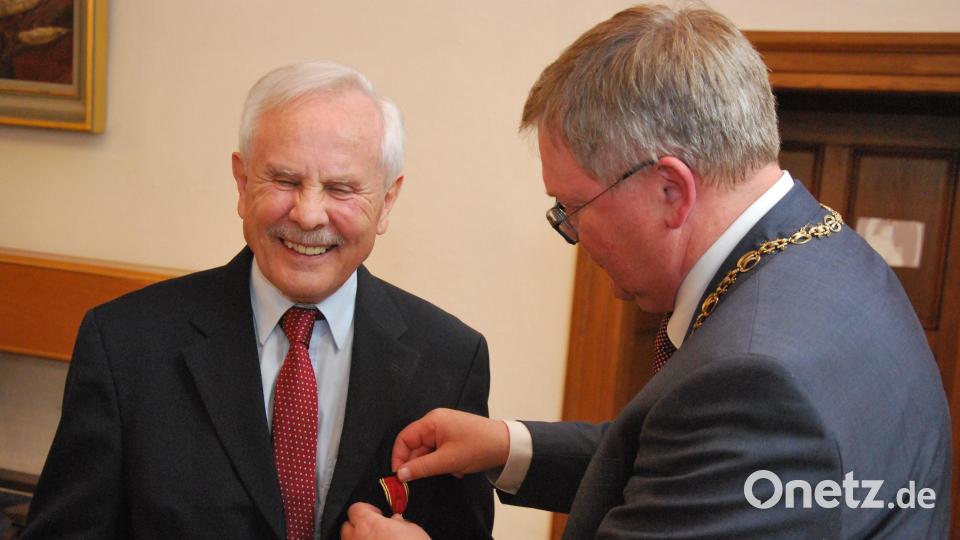 Oberbürgermeister Michael Cerny (rechts) verleiht Norbert Fischer die Verdienstmedaille des Verdienstordens der Bundesrepublik Deutschland. Bild: gsp