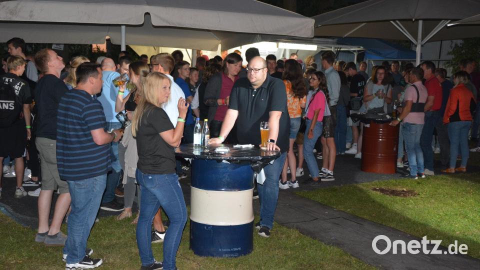 Rund ging es am Wochenende bei „Rock in Staaz“ in Großensterz, vor allem am Samstagabend. Mehrere Hundert Besucher waren der Einladung der Feuerwehr zu dem Event gefolgt. Bild: jr