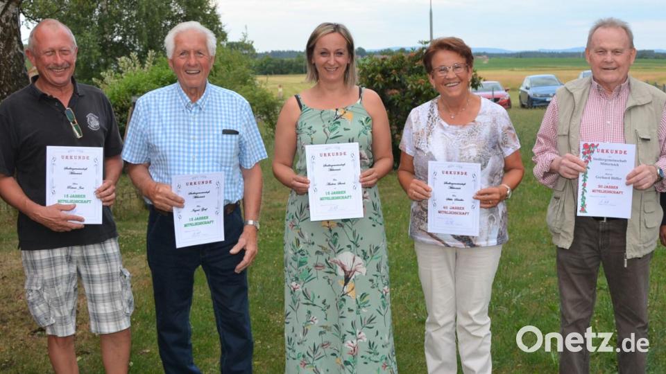 Jahrzehntelange Mitglieder hat die Siedlergemeinschaft Mitterteich mit Urkunden ausgezeichnet. Im Bild (von links) Reiner Joas, Fritz Gründl, Andrea Storch, Stilla Schuller und Gerhard Höfler. Bild: jr
