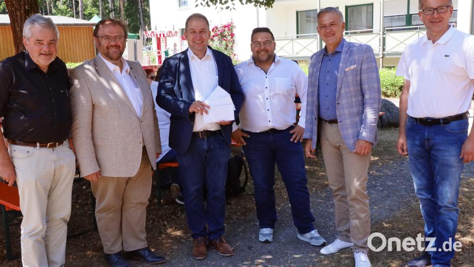 Nicht ohne leere Hände kamen die Kommunalpolitiker zum Sommerfest. Jeder hatte ein Kuvert dabei: (von links) Günter Dörfler, Hans Walter, Holger Hassel, Thomas Kaufmann, Roland Grillmeier und Roman Schäffler. Bild: bkr