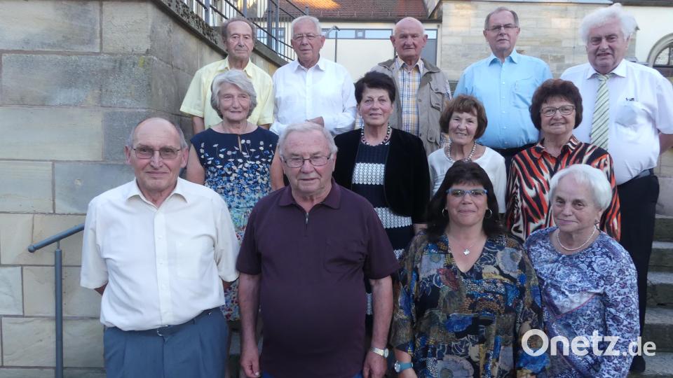 Mit Dankurkunden würdigten Präses Thomas Jeschner und der neue Vorsitzende Peter Polatschek langjährige Mitglieder bei Kolping. Bild: rn