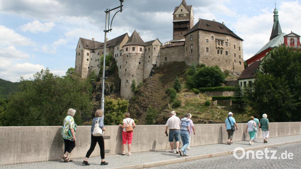 Erwartungsvoll überschritten die Besucher aus Friedenfels (hier ein Teil) die große Egerbrücke. Vor ihnen tat sich die ganze Schönheit des romantischen Städtchens Elbogen (Loket) mit monumentaler Kaiserburg auf. Bild: roh
