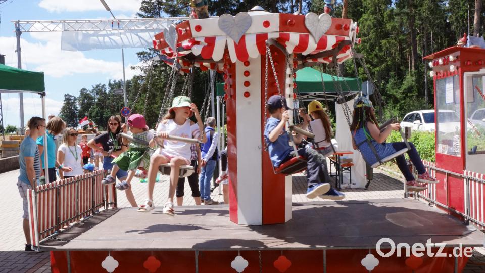 Das Leben ist ein Karussell. Die Kinder empfing es gleich bei der Einfahrt zum Dorfplatz. Bild: bkr