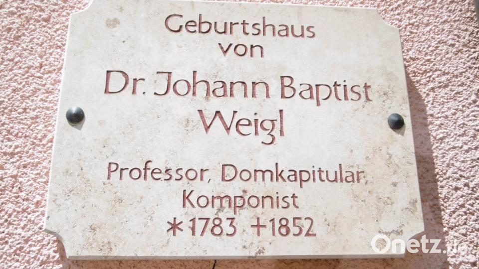 Nur eine kleine Tafel erinnert an sein Geburtshaus in der Mühlstraße. Bild: mma