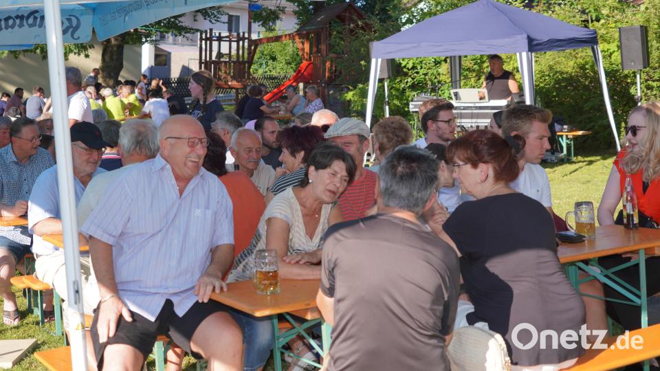 Siedlerfest Waldthurn mit Mike Rain im Hintergrund. Bild: fvo