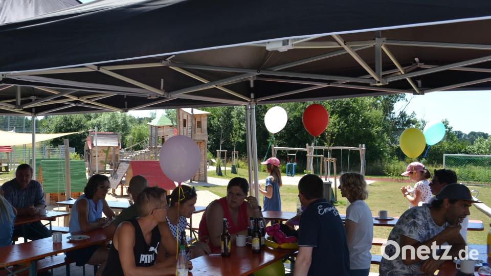 Ein gut gewählter Festplatz: Die Eltern konnten bei Kaffee und Kuchen ihren Sprösslingen beim Spielen zusehen. Bild: kki
