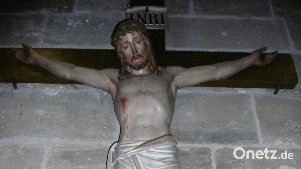 In der Pfarrkirche St. Jakobus hängt in der Turmkapelle das von Johann Baptist Weigl gestiftete große Kreuz. Bild: mma