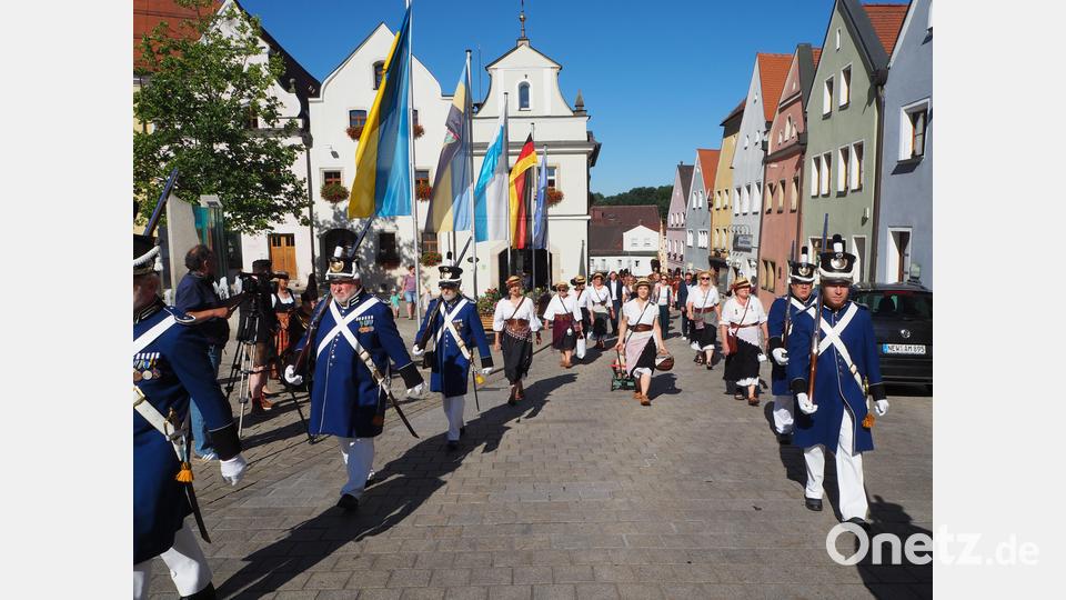Kirchenzug - Stadtpfarrer wird abgeholt Bild: krb