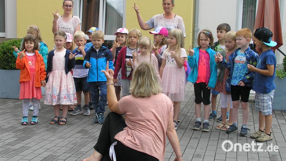 Mit einem Lied über die Finger der Hände sorgten die Kleinen des Kinderhauses Sankt Josef mit ihren Betreuerinnen beim 30-jährigen Jubiläums des Sozialteams für fröhliche Gesichter. Bild: öt