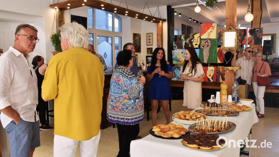 Viele Gäste waren zur Vernissage der Iranerin Farzaneh Jampouri in die Galerie von Desislava Dimitrova (Mitte, von links) gekommen, darunter auch Bürgermeister Franz Stahl (links). Bild: ubb