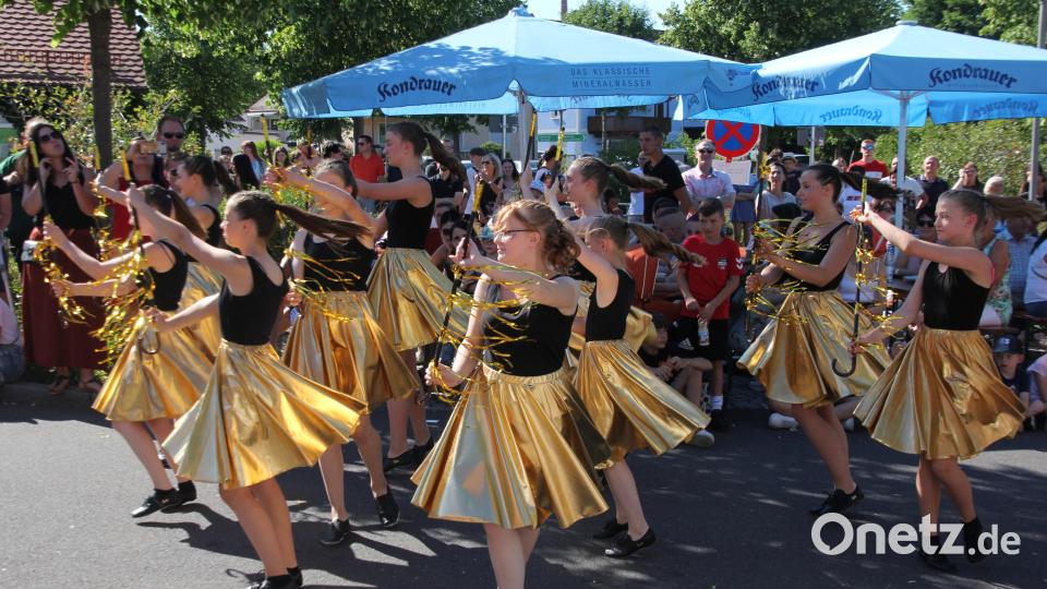 Zum bunten Programm des Bürgerfestes zählte auch ein fetziger Auftritt der Tanzgruppe „LaConic“ des TV Waldsassen. Bild: kro