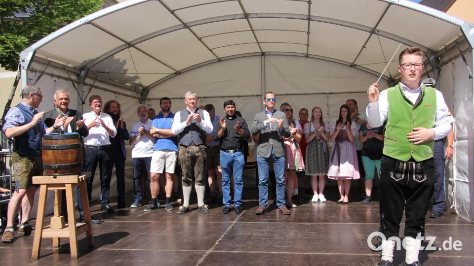 Stephan Sölch, Dirigent der Stiftländer Jugend- und Blaskapelle, dirigierte bei der Eröffnung das von ihm selbst komponierte Musikstück &quot;Mein Stiftland&quot;. Bild: kro