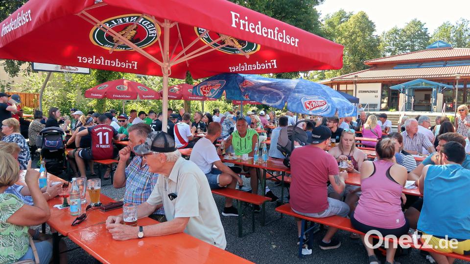 Unter den großen Sonnenschirmen verweilten viele Besucher bis spät in den Abend. Bild: bsc