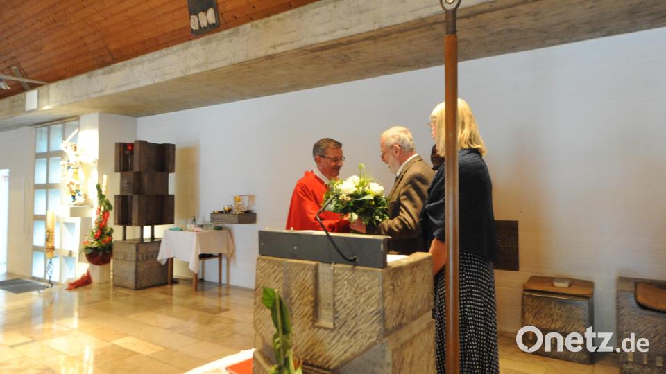 35 Jahre im Pristeramt ist Klaus Birnthaler. Dafür gabs Blumen vom Pfarrgemeinderat Bild: Andreas Brückmann