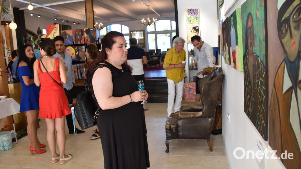 Aufmerksam schauten sich die Gäste die bunten, aber dennoch nachdenklich stimmenden Malereien an. Bild: ubb