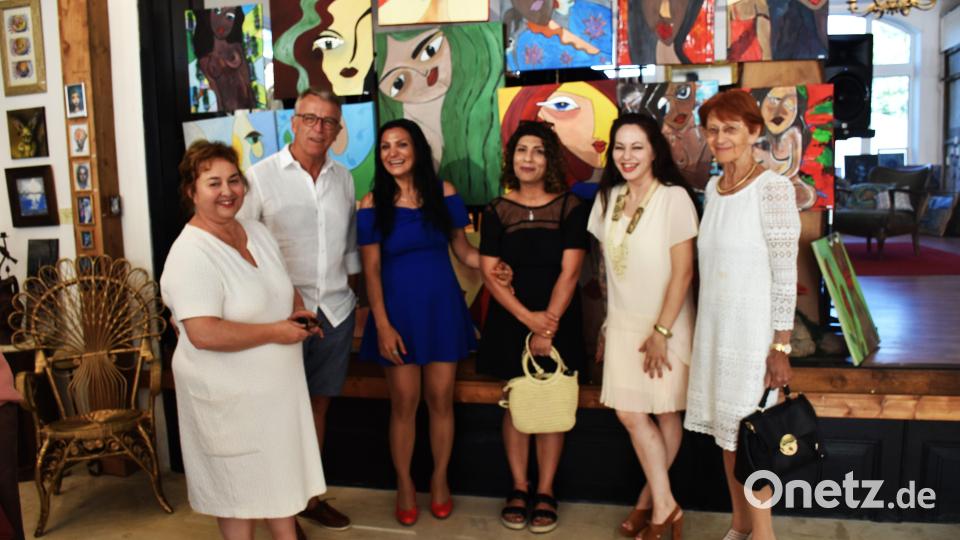 Wie der "Hahn im Korb" fühlte sich Bürgermeister Franz Stahl (Zweiter von links) umringt von Frauen: (von links) Ehefrau Cornelia Stahl, Künstlerin Jarzaneh Jampouri, deren Chefin Zahra Baniani, Galeristin Desislava Dimitrova und die Tirschenreuther Künstlerin und Seniorchefin des Modehauses Jäger und Turba, Margret Seer. Bild: ubb