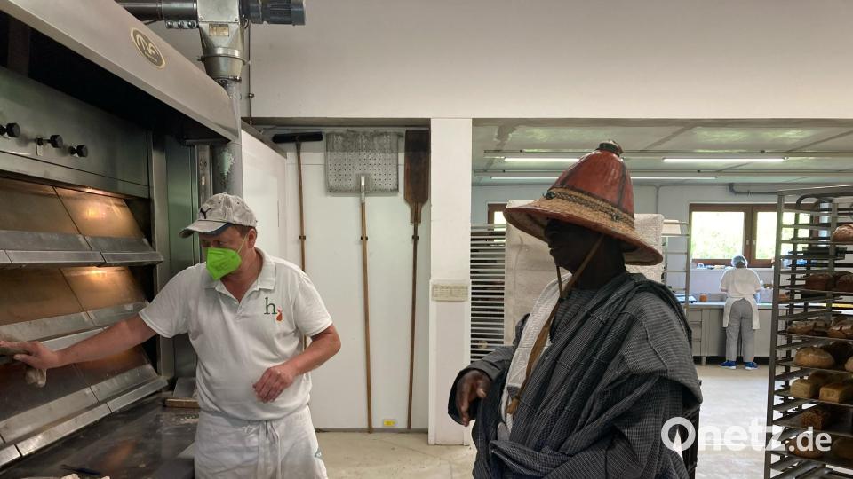 Bäckermeister Martin Dehling machte König Bitemi Wake Yawanke mit dem Innenleben der Hutzelhof-Bäckerei bekannt. Bild: aks