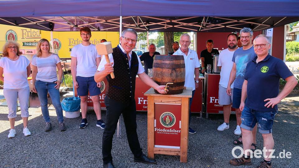 Drei Hammerschläge benötigte Bürgermeister Oskar Schuster (Mitte) für das Anzapfen des ersten Fasses beim Bürgerfest 2022. Bild: bsc