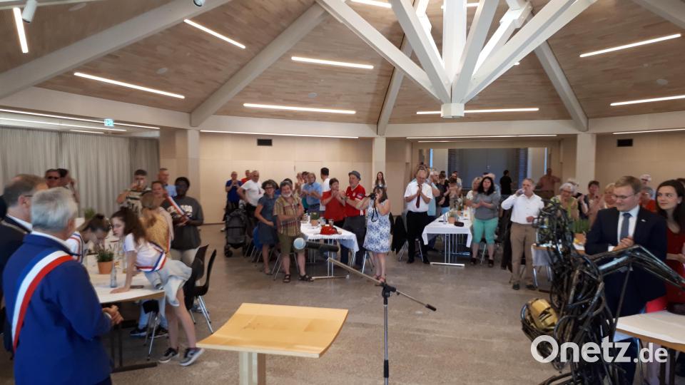 Im "Diepoldeum" – der Aula der Markgraf-Diepold-Grundschule – wurde der "Tag der Städtepartnerschaften" zur Europawoche gefeiert. Bild: pz