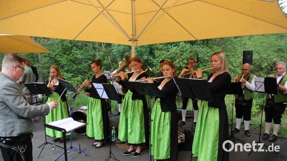 Die Stiftländer Jugend- und Blaskapelle unter der Leitung von Stephan Sölch umrahmt den Festakt musikalisch. Bild: kro