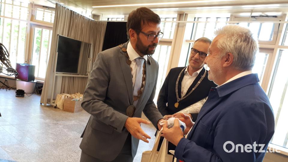 Bürgermeister Patrik Pizinger hatte auch für die Delegation aus Marcoussis Gastgeschenke dabei. Bild: pz