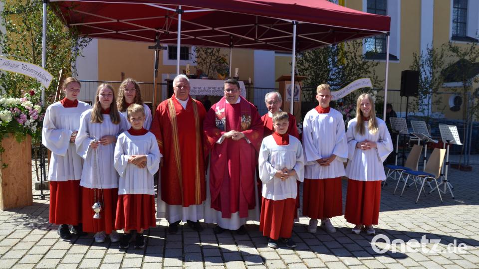 Pfarrer Udo Klösel (Mitte) konnte sein 25-jähriges Priesterjubiläum zusammen mit Prälat Hermann Hierold (rechts) und Diakon Herbert Sturm (links) am Freialtar am Kirchplatz feiern. Bild: gi