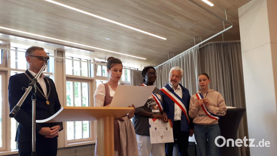 Die vor 52 Jahren geschlossene Städtepartnerschaft mit Marcoussis ist mit dem Unterzeichnen der Urkunde nochmals symbolisch erneuert worden. Die Partnerschaftsformel verlas Leonie Lang (Zweite von links), stellvertretende Vorsitzende des Jugendstadtrats. Links Bürgermeister Bernd Sommer sowie Bürgermeister Olivier Thomas (Zweiter von rechts) und Vertreter des Jugendparlaments von Marcoussis. Bild: pz