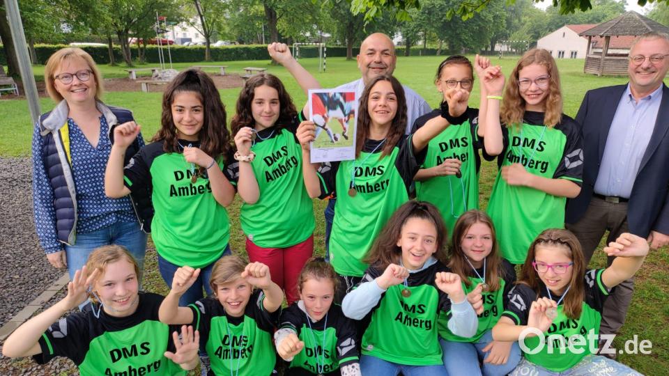 Die jubelnden 12- bis 14-jährigen Fußballerinnen der Dreifaltigkeitsschule mit ihrer Bronzemedaille. Bild: gel