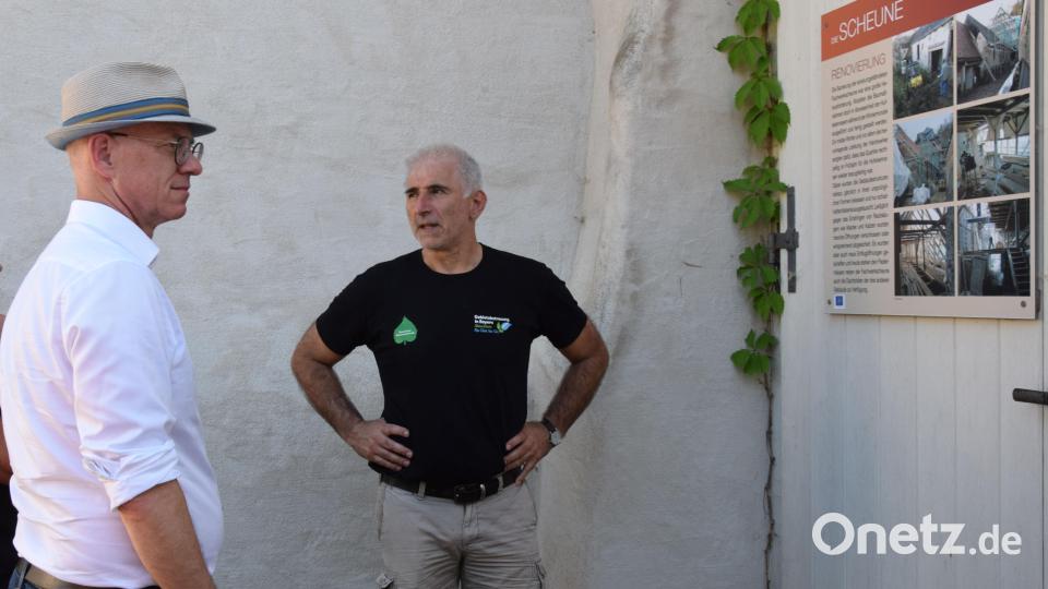 Rudolf Leitl (rechts) vom Landschaftspflegeverband Amberg-Sulzbach informierte den Regierungspräsidenten der Oberpfalz, Walter Jonas, über das Refugium der Großen Hufeisennase. Bild: bö
