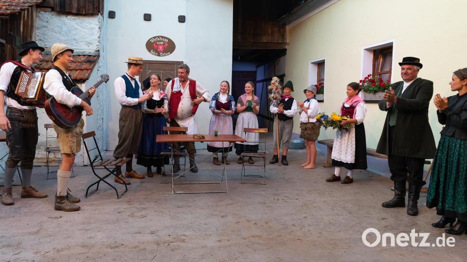 Es gibt kaum eine bessere Kulisse als den Stechweberhof in Wutschdorf für die Handlung des Stücks. Bild: chl