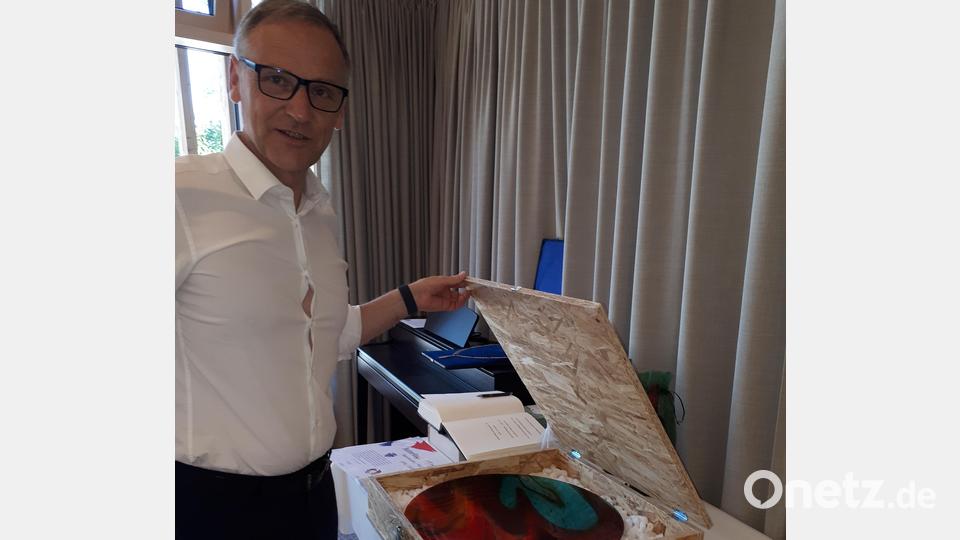 Bürgermeister Bernd Sommer mit den Unikaten aus mundgeblasenem Lamberts-Glas, die die Stadt Waldsassen als Gastgeschenke hat anfertigen lassen. Bild: pz