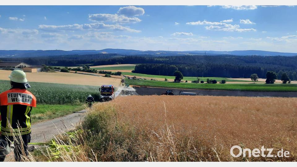 5000 Quadratmeter Feldfläche (Mitte) brannte. Nach einer Stunde waren die Löscharbeiten der Feuerwehr beendet. Bild: Kreisbrandinspektion/exb