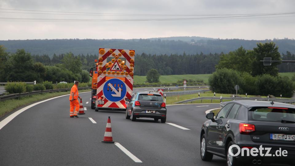 Die Autobahnmeisterei leitet den fließenden Verkehr auf den Parkplatz Peuntbach um. Passt in diesem Moment ein Autofahrer nicht auf, wird es schnell lebensgefährlich für den Straßenwärter. Bild: Sonja Kaute