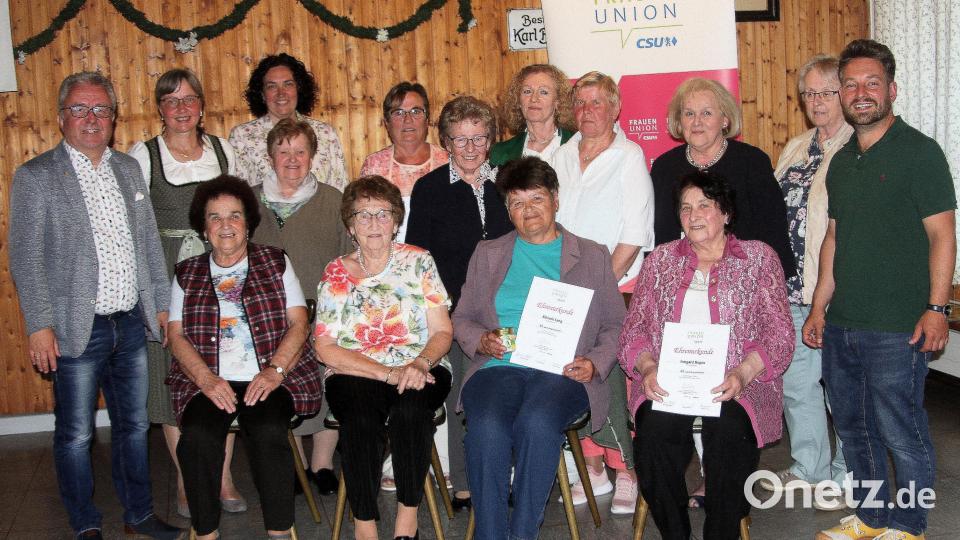 Höhepunkt der FU-Jahreshauptversammlung im Bayer-Saal war die Ehrung langjähriger Mitglieder. Bürgermeister Toni Dutz, Vorsitzende Rita Korb und Kreisvorsitzende Tina Zeitler (hinten, von links) gratulierten. Glückwünsche kamen auch von CSU-Ortsvorsitzendem Michael Dutz (rechts). Bild: wro