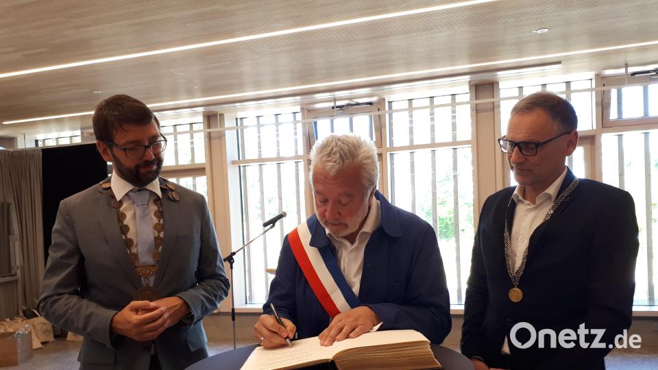 Am Ende durften sich alle Teilnehmer der Feierstunde in das Goldene Buch der Stadt Waldsassen eintragen. Die Bürgermeister (von links) Patrik Pizinger, Olivier Thomas und Bernd Sommer machten den Anfang. Bild: pz