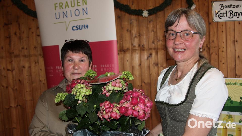 Sabine Müller (links) informierte über die Welt der Bienen. FU-Vorsitzende Rita Korb (rechts) dankte mit Blumen. Bild: wro
