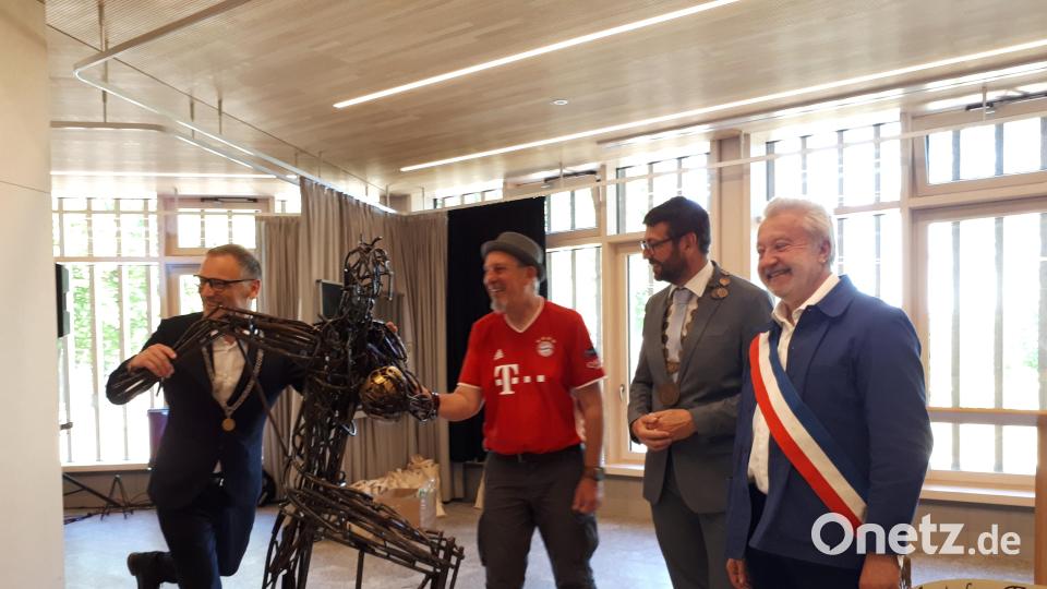 Bürgermeister Bernd Sommer (links) in der Pose des Rugby-Spielers: Die Metallskulptur des Künstlers "Toto" aus Marcoussis (im FC-Bayern-Trikot, neben Patrik Pizinger und Olivier Thomas) hatten die Marcoussiser als Gastgeschenk mitgebracht. Bild: pz