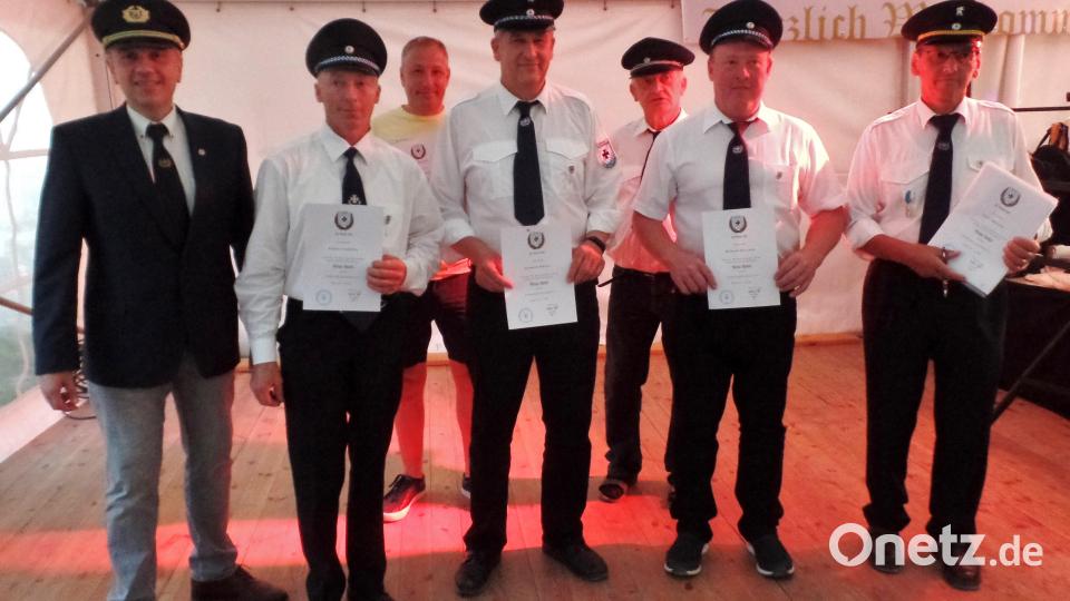 Die Ehrung für 40 und 25 Jahre Treue zum Bayerischen Soldatenbund (BSB) stand im Mittelpunkt beim Heimatabend. Unser Bild zeigt (von links), BSB-Kreisvorsitzender Thomas Semba, Alfons Schäffler, Markus Walter, Gerhard Müller, 2. Vorsitzender Konrad Krywinski, Michael Biersack sowie Vorsitzender Alois Kausler. Bild: br
