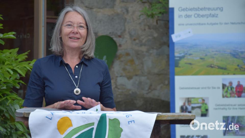 Die Vorständin des Bayerischen Naturschutzfonds Ulrike Lorenz dankte dem Landschaftspflegeverband Amberg-Sulzbach für die Ausrichtung der Jubiläumsveranstaltung für den Bezirk Oberpfalz zu &quot;20 Jahre Gebietsbetreuung in Bayern&quot;. Bild: bö