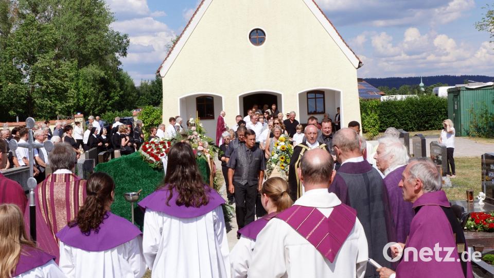 Abt Thomas Freihart ging dem Sarg voran. Bild: bkr