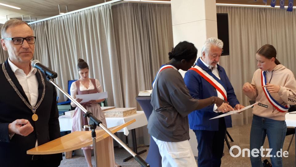 Bürgermeister Bernd Sommer (links) zusammen mit Bürgermeister Olivier Thomas und Vertretern des Jugendparlaments von Marcoussis. Bild: pz