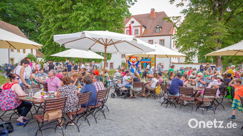 Als eine Art Biergarten bot der Schlosshof vielen Besuchern Platz. Bild: CSU-Ortsverband Kastl/exb