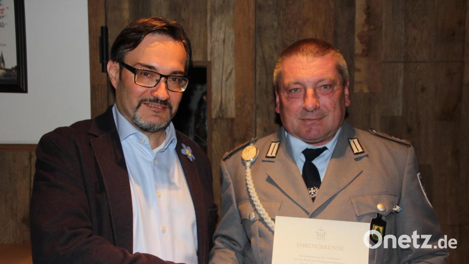 Für 30 Jahre Sammeln für den Volksbund Deutsche Kriegsgräberfürsorge wurde Rupert Müller (rechts) mit der Verdienstspange in weiß-gold von Seiten des Landesverbandes Bayern ausgezeichnet. Bezirks-Geschäftsführer Dr. Dario Vidojkovic überreichte die Auszeichnung. Bild: kro