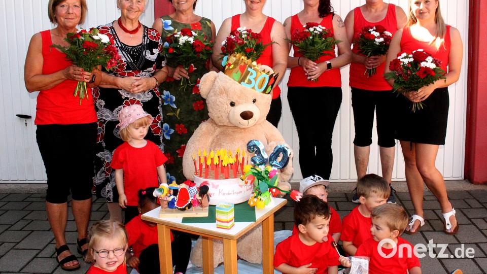 Für die Mitarbeiter gibt es Blumen. Bild: R. Kreuzer
