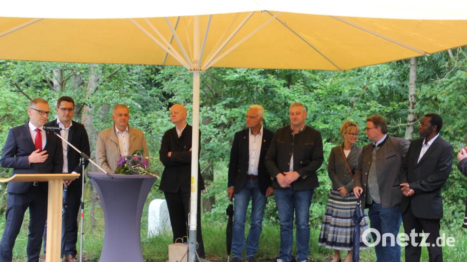 Zahlreiche Ehrengäste waren zum Festakt am Grenzübergang gekommen, unter ihnen auch Europa-Abgeordneter Christian Doleschal (Zweiter von links). Bild: kro