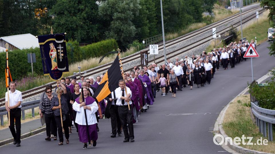 Den Trauerzug sicherte die Feuerwehr Punreuth ab. Bild: bkr