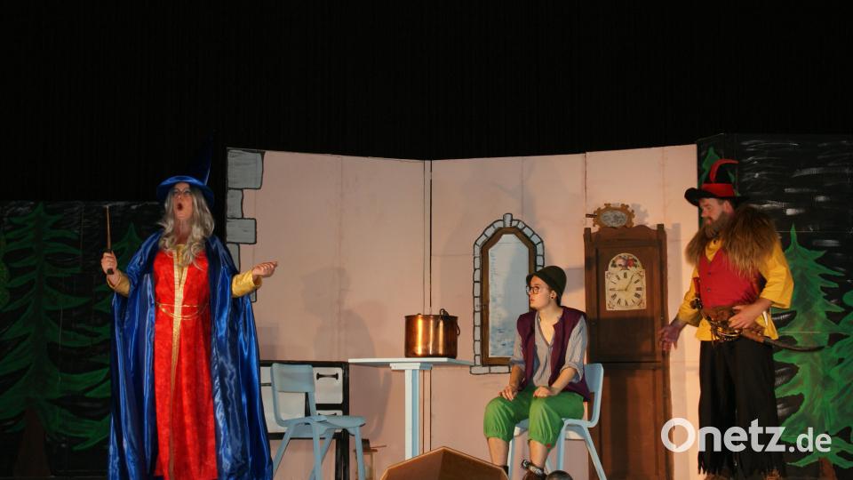 Eindrucksvoll agierten die Akteure des Amateurtheaters Marktredwitz beim Kinderstück „Räuber Hotzenplotz“. Bild: fpdh